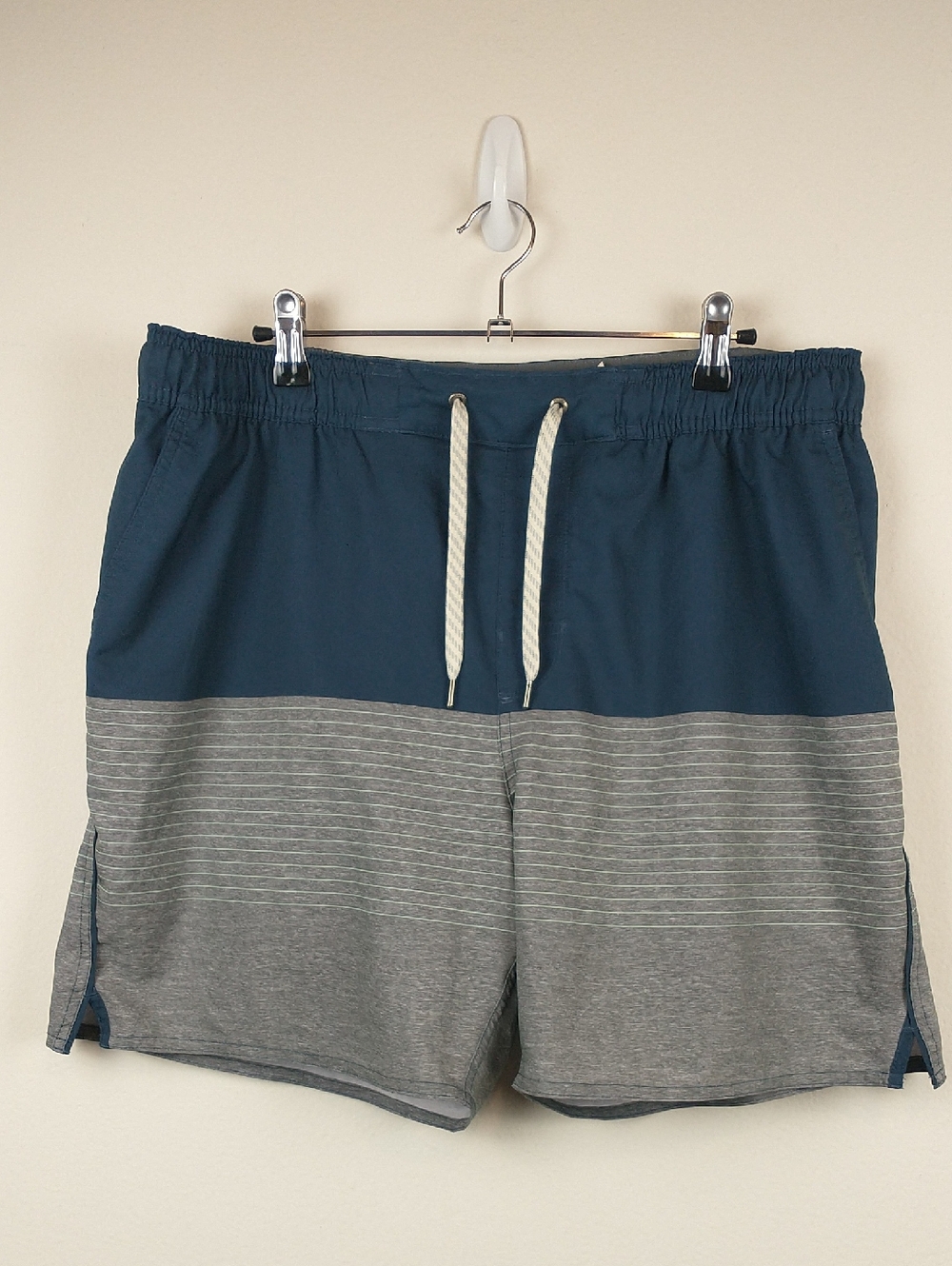 Vuori Trail Shorts Mens XL Blue Gray Striped 6" Lined